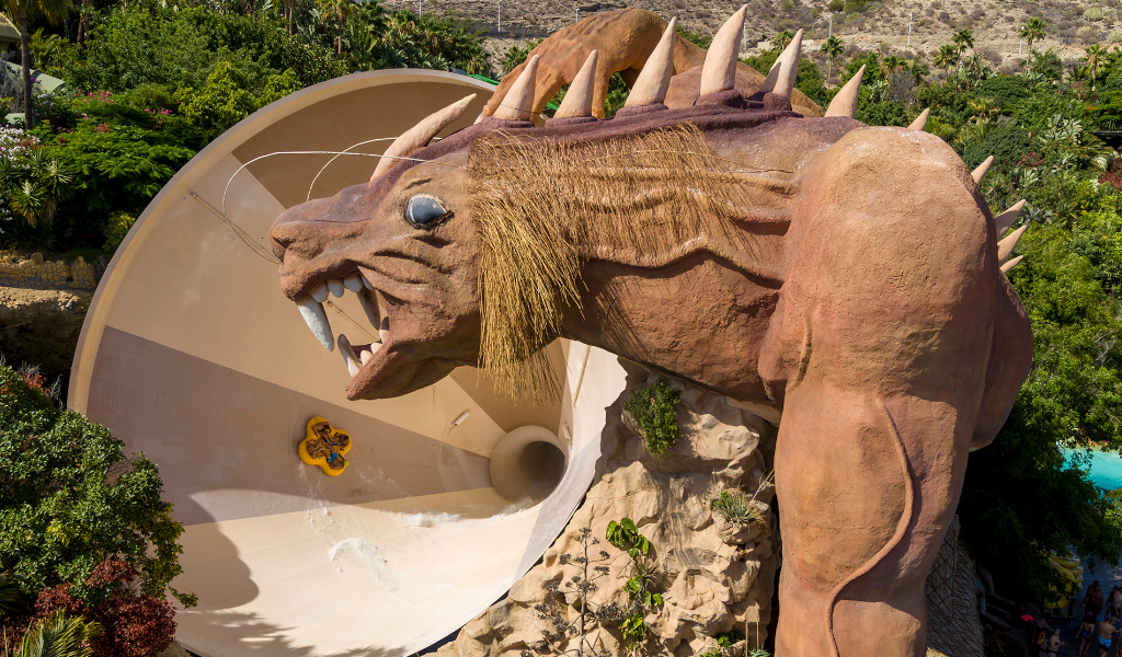 Scultura di leone sullo scivolo del Vulcano nel Parco Siam, Tenerife.
