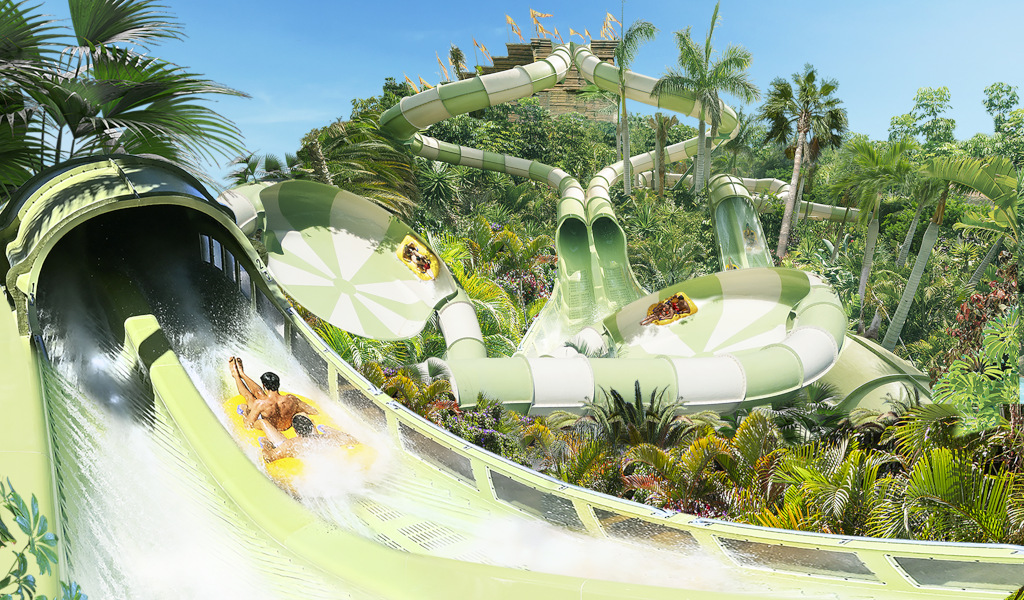 Persone su uno scivolo d'acqua nel Siam Park, Tenerife.