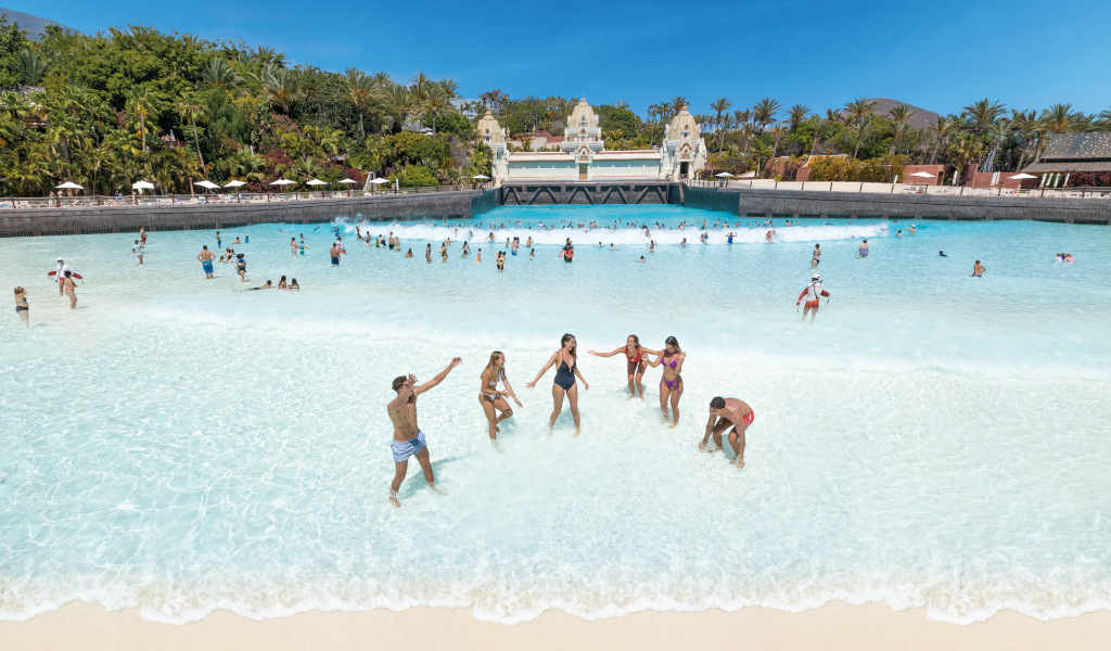 Le persone si godono la piscina con le onde nel Siam Park, Tenerife.