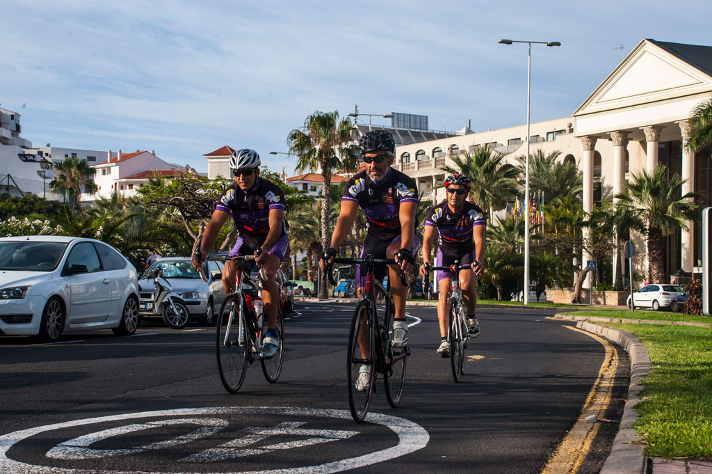 Ciclisti in una strada trafficata di Santa Cruz de Tenerife.
