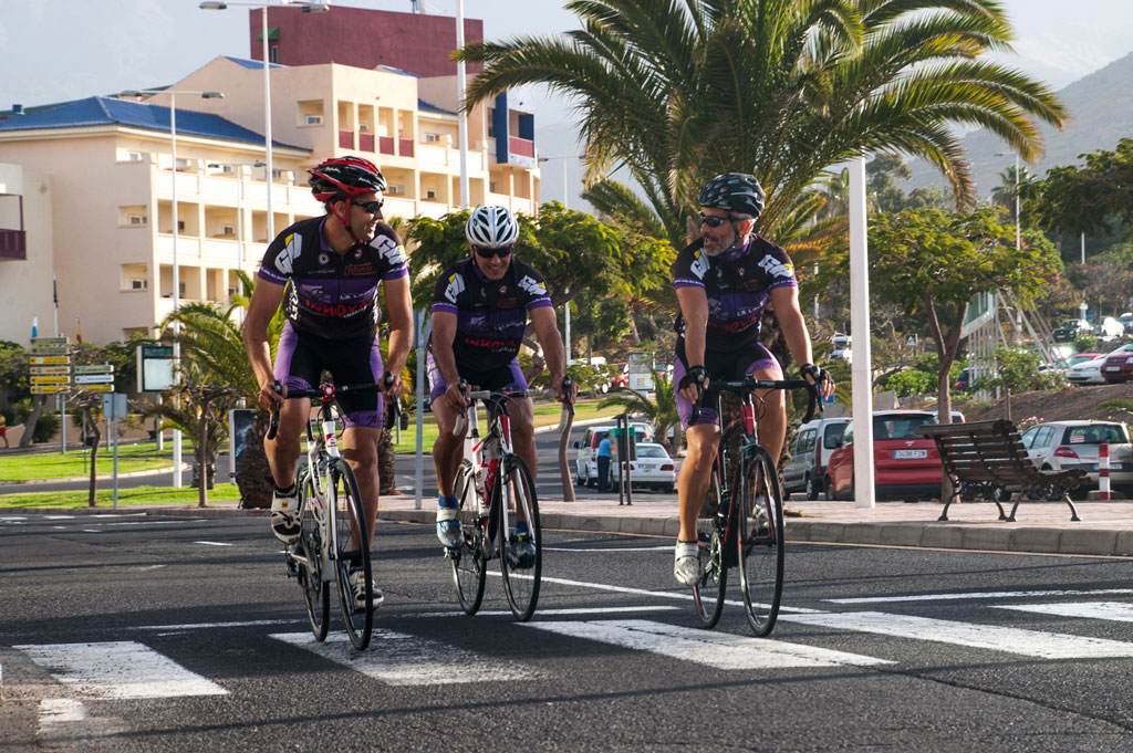 Ciclisti che attraversano un attraversamento pedonale ad Adeje, Tenerife.