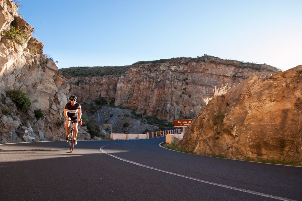 Ciclista su strada nel Barranco de la Orchilla, Tenerife.