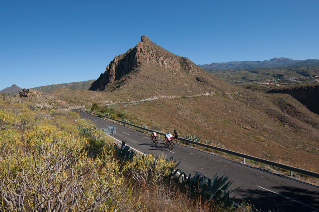 Ciclisti su una strada con paesaggio montuoso a Tenerife.
