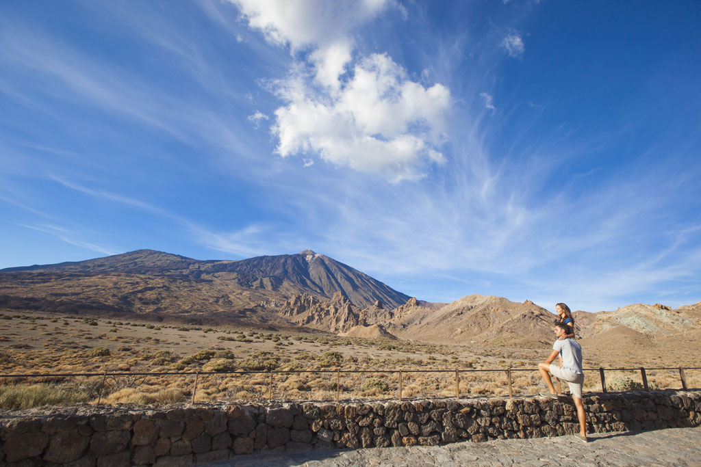 Persona che guarda il Monte Teide da un punto di vista a Tenerife.