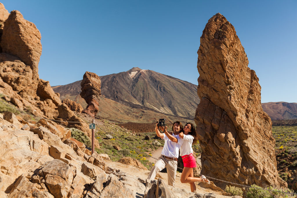 Coppia che si scatta un selfie nel Parco Nazionale del Teide, Tenerife.