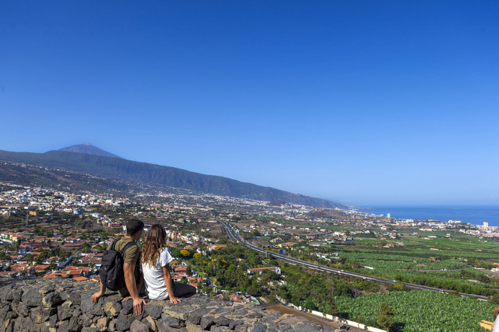 Coppia che osserva il paesaggio del Monte Teide a Tenerife.