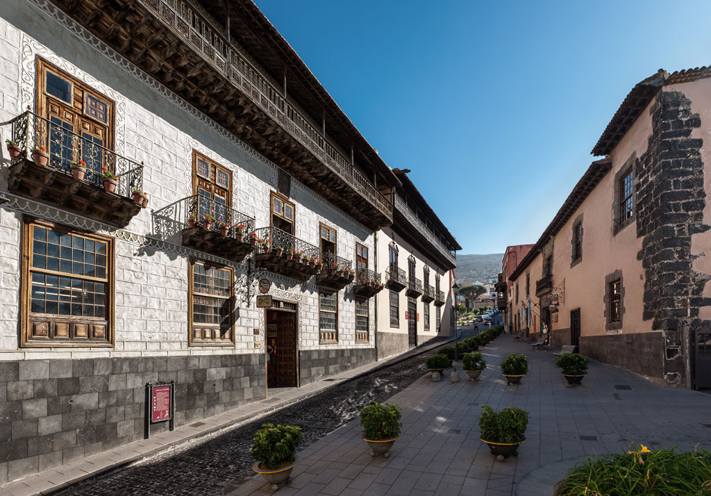 Via coloniale a La Orotava, Tenerife, con balconi tradizionali e cieli limpidi.