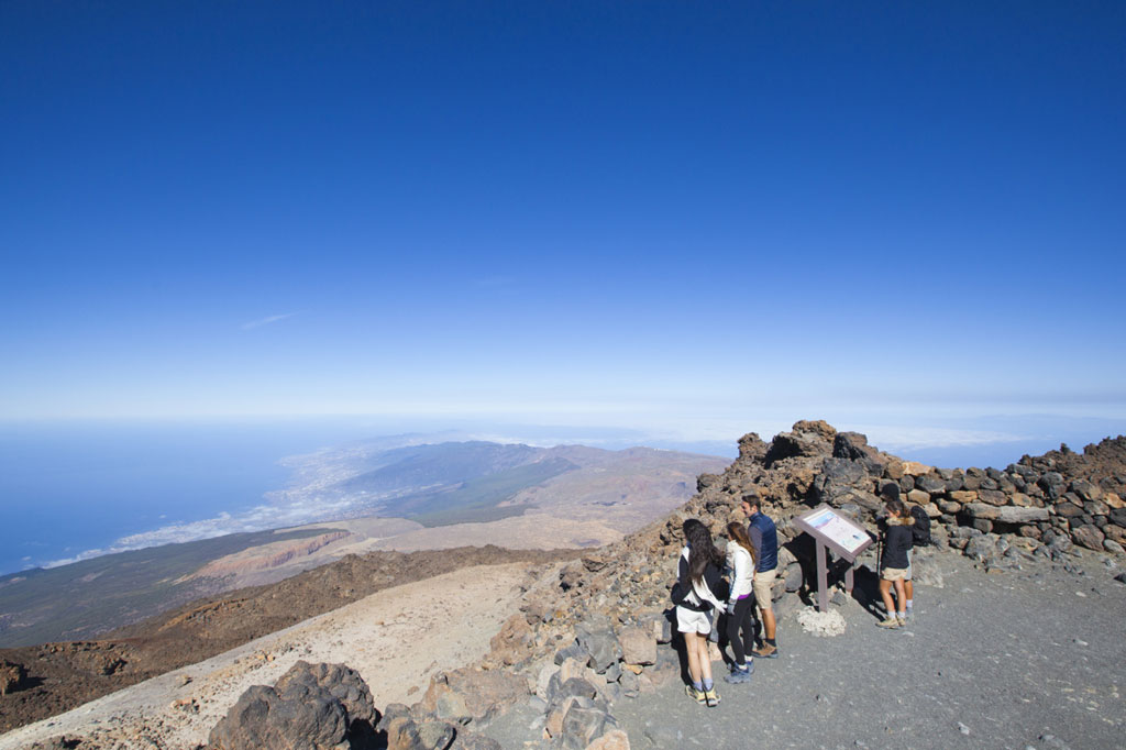 Le persone osservano il paesaggio dal punto di vista del Parco Nazionale del Teide, Tenerife.