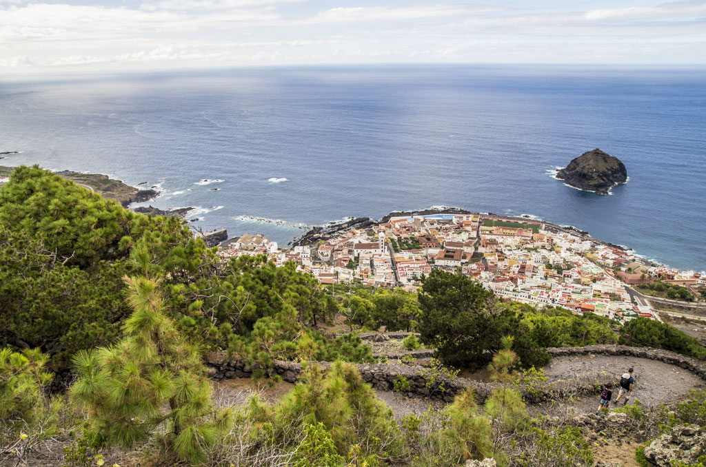 Veduta aerea di Garachico a Tenerife con il mare sullo sfondo.