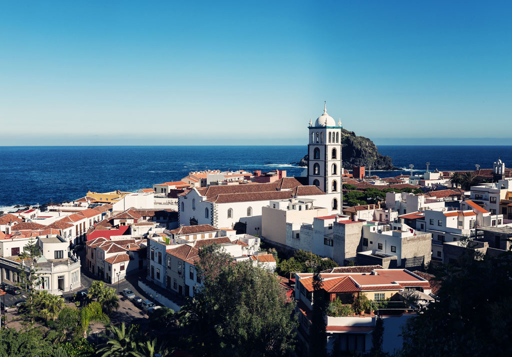 Vista panoramica su Garachico, Tenerife, con il mare sullo sfondo e edifici storici.