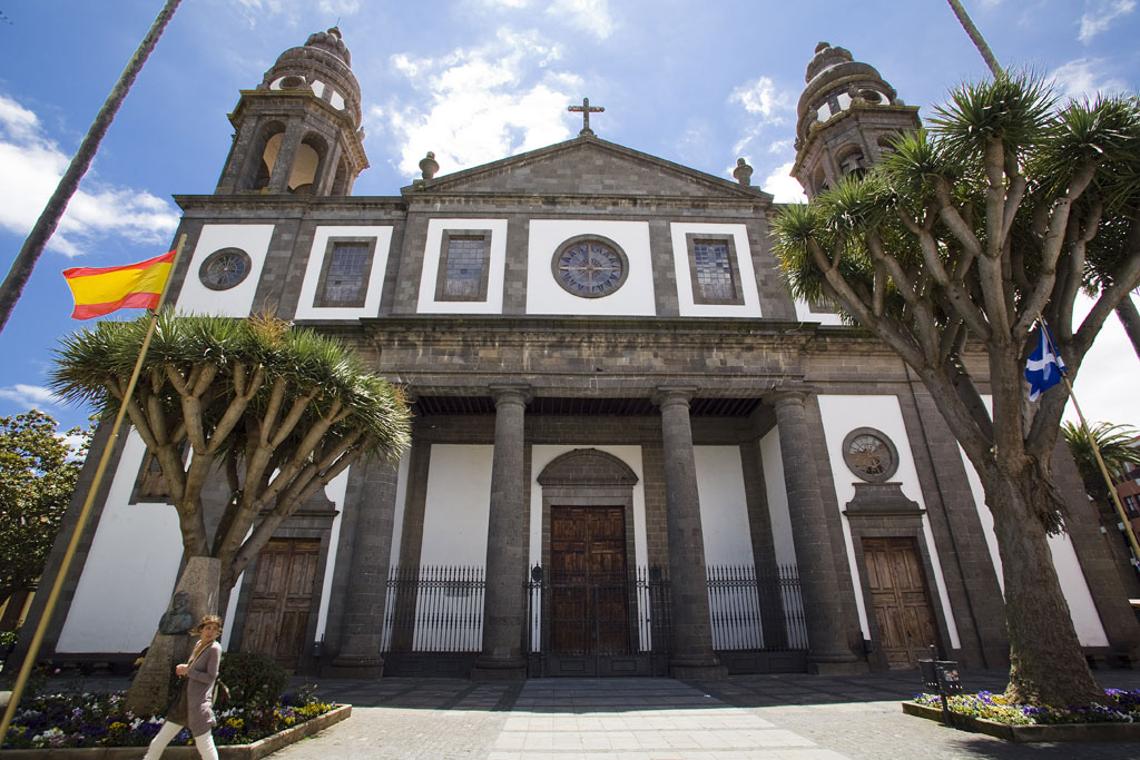 Cattedrale di San Cristóbal de La Laguna con alberi e bandiera a Tenerife.