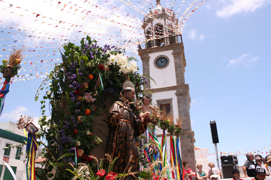 Festa a La Orotava con torre dell'orologio e decorazioni festive.