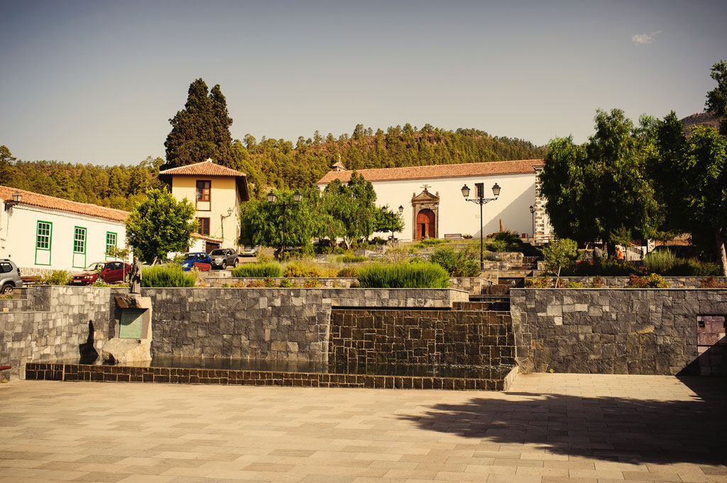 Piazza con alberi ed edifici storici a Vilaflor, Tenerife.
