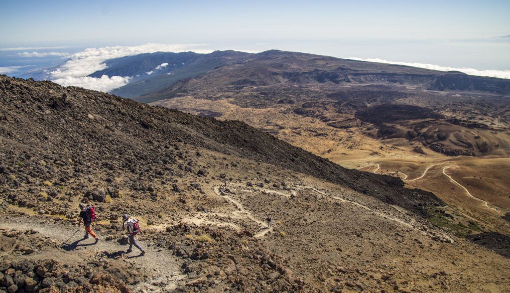 Escursionisti nel paesaggio vulcanico del Parco Nazionale del Teide, Tenerife.