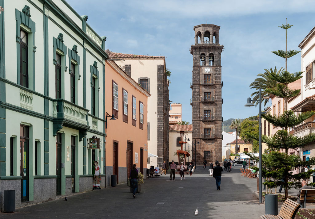 Calle San Cristóbal de La Laguna con torre e edifici ai lati.
