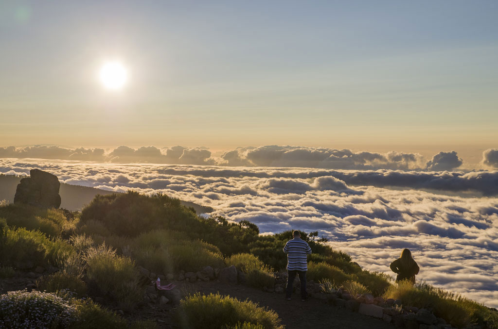 Persone che guardano un tramonto tra le nuvole nel Parco Nazionale del Teide, Tenerife.