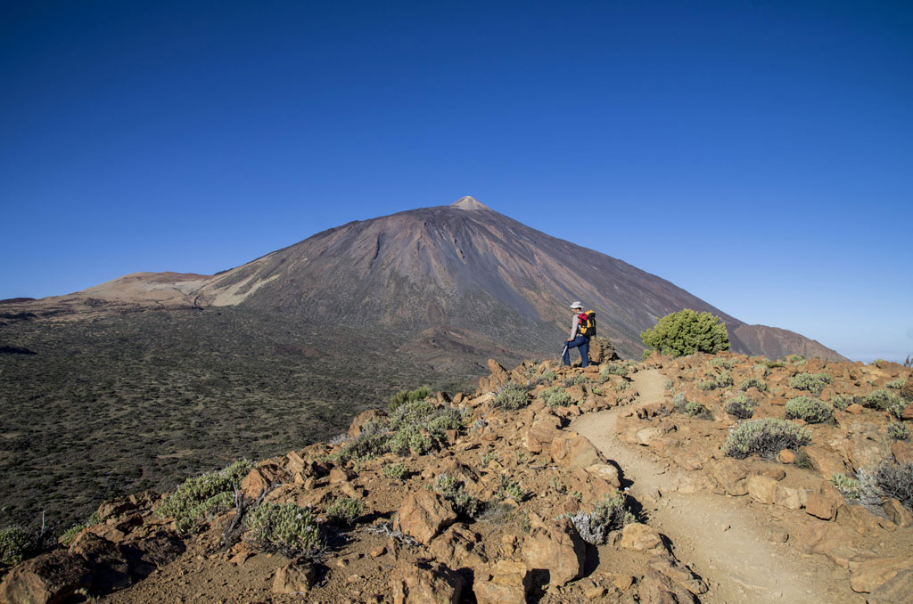 Escursionista nel Parco Nazionale del Teide, Tenerife, con il vulcano sullo sfondo.