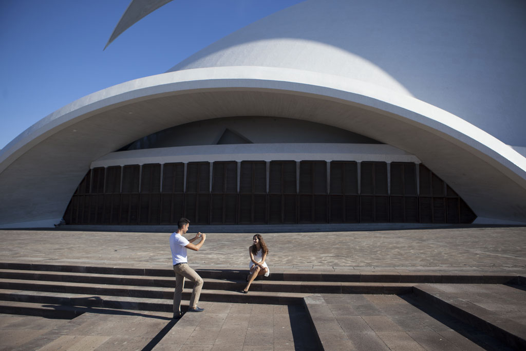 Persona che fotografa un'altra persona nell'Auditorio de Tenerife.
