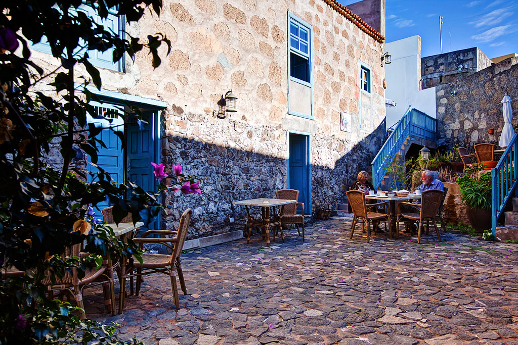 Patio acciottolato con tavoli e sedie all'aperto in un ristorante a Tenerife.