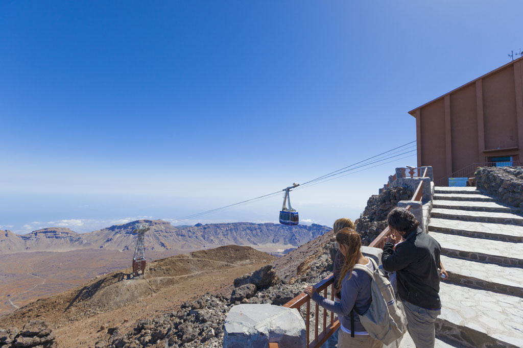 Funivia sul Monte Teide, Tenerife, con turisti che osservano le montagne e i paesaggi.