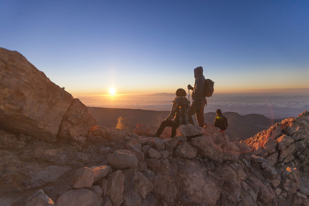 Escursionisti che guardano l'alba dal Pico del Teide a Tenerife.