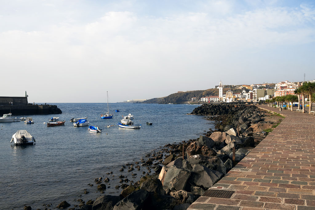 Barche nel porto e sul lungomare di Candelaria, Tenerife.