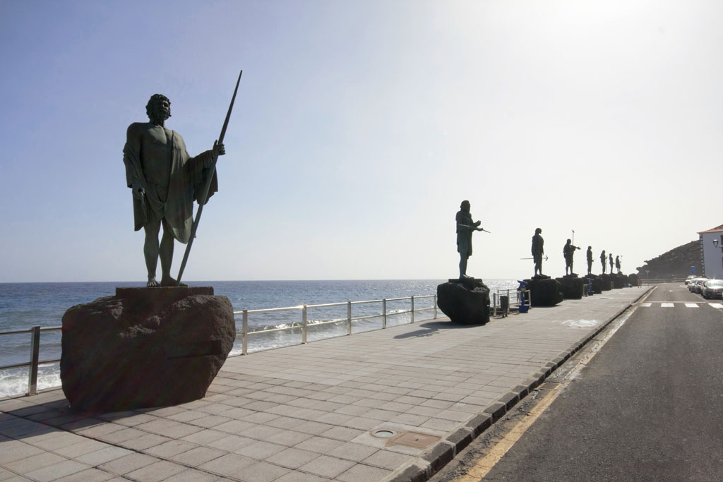 Statue guanche, allineate sul mare a Candelaria, Tenerife.