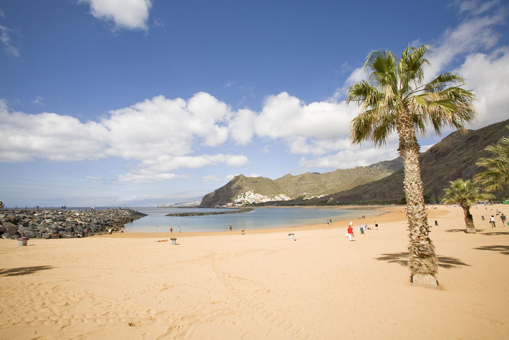 La spiaggia di Las Teresitas con montagne e palme sullo sfondo a Tenerife.