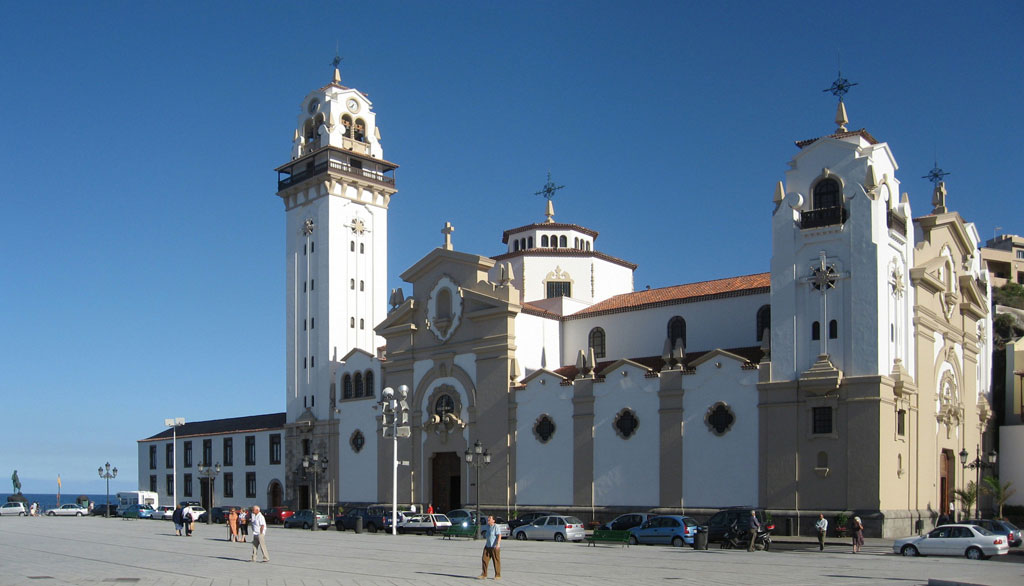 Basilica della Candelaria a Tenerife con cieli sereni e gente intorno.
