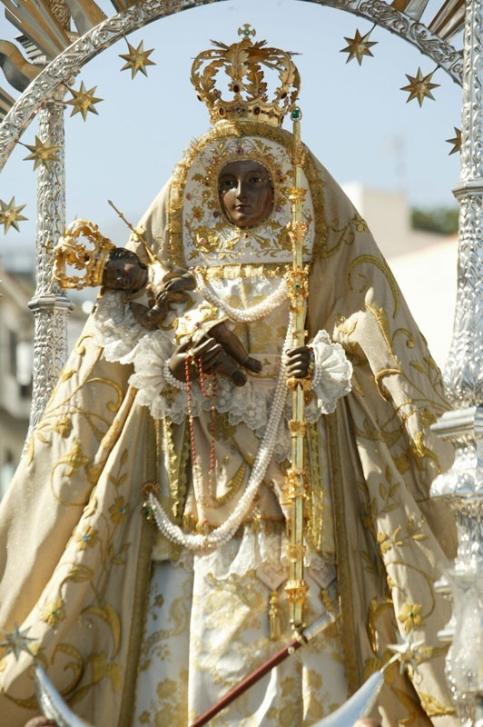 Virgen del Carmen con corona e mantello, che tiene il Bambino Gesù, a Tenerife.