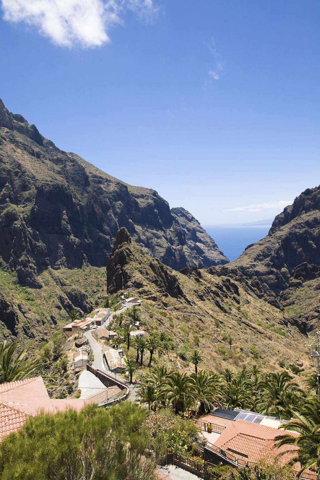 Valle e case nella gola di Masca, Tenerife, con l'oceano sullo sfondo.