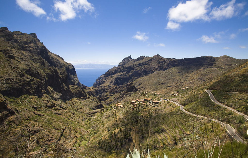 Vista della gola di Masca a Tenerife con strade tortuose e montagne.