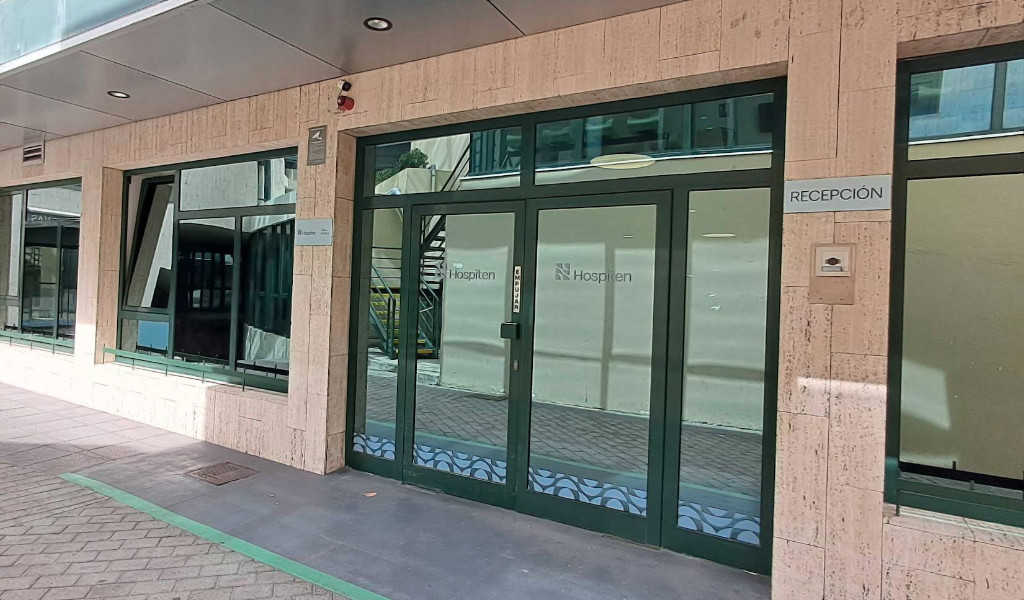 Ingresso dell'Hospiten, con cartello di accoglienza, a Santa Cruz de Tenerife.