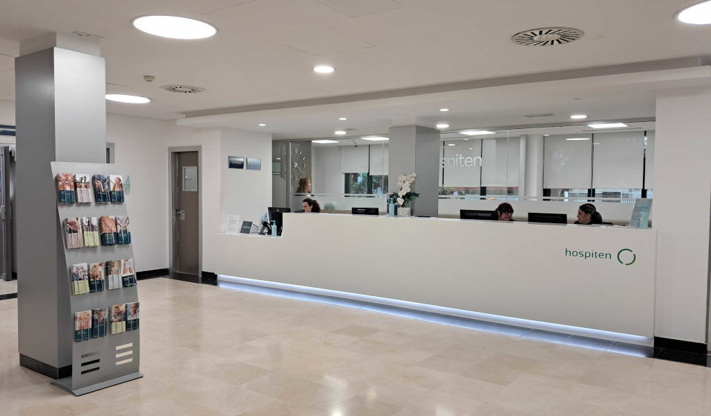 Accoglienza dell'ospedale Hospiten a Tenerife con banco e brochure.