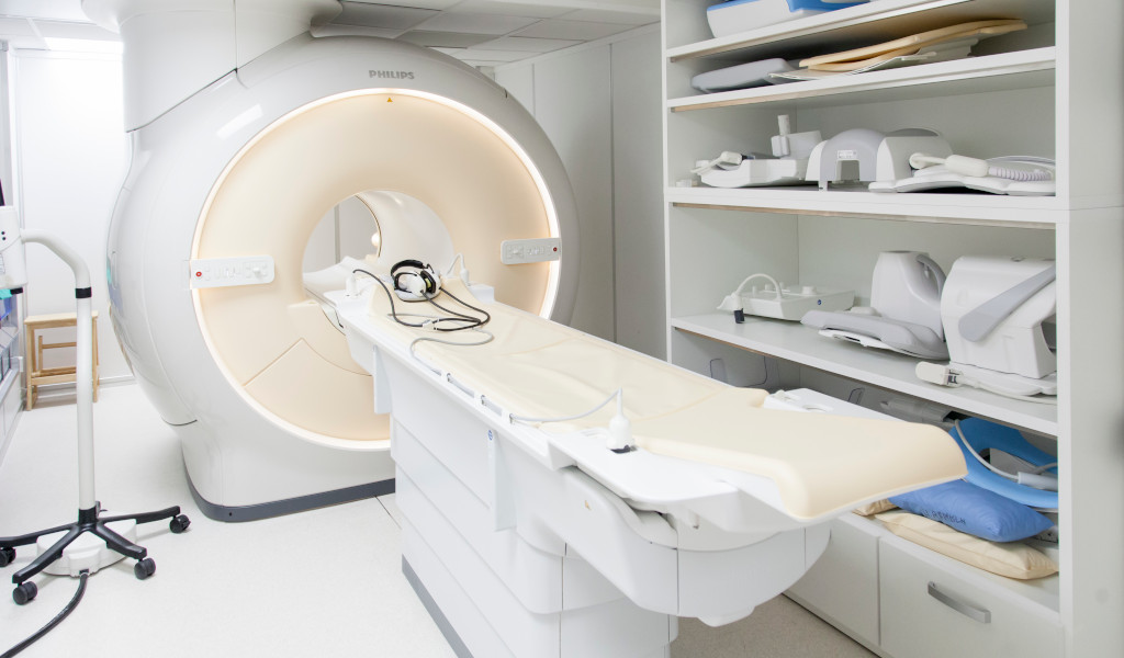Imaging a risonanza magnetica in un centro medico di Tenerife con attrezzature specializzate.