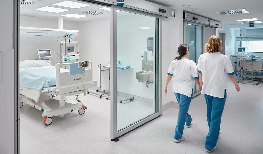Personale medico che cammina lungo un corridoio ospedaliero a Tenerife.