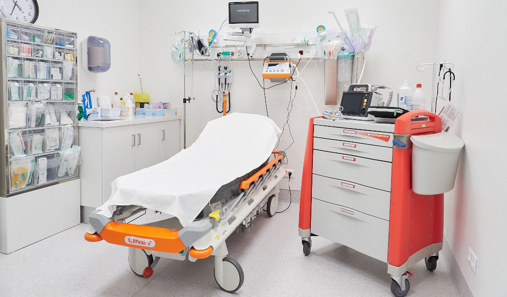 Barella e attrezzature mediche in un pronto soccorso a Tenerife.