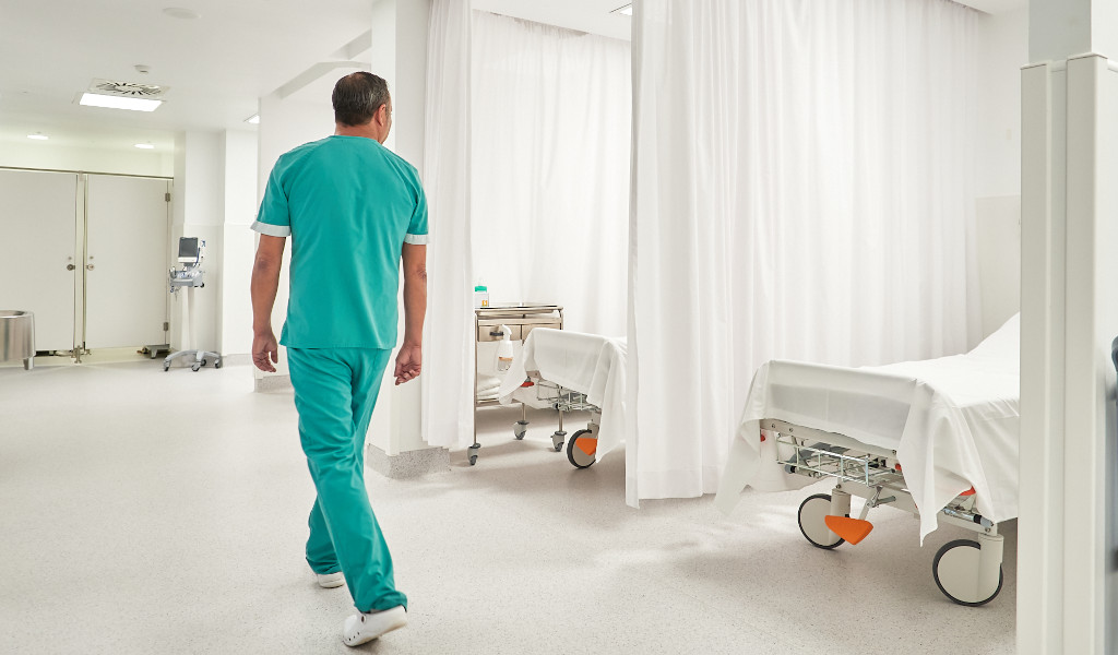 Personale medico che cammina lungo un corridoio ospedaliero a Tenerife.