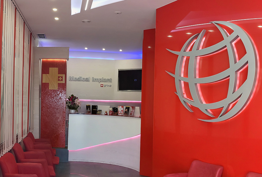 Ricevimento del Medical Implant Group con sedie rosse e logo a Santa Cruz, Tenerife.