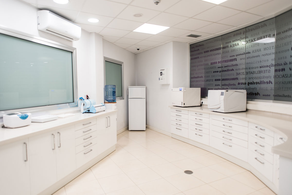 Laboratorio medico a Tenerife con attrezzature e mobili bianchi.