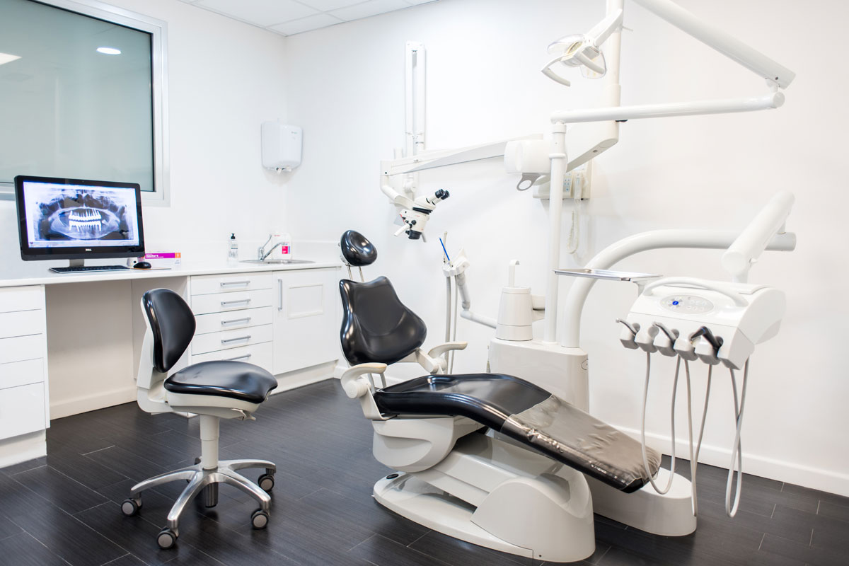 Moderno studio dentistico a Tenerife con sedia dentale e attrezzature specializzate.