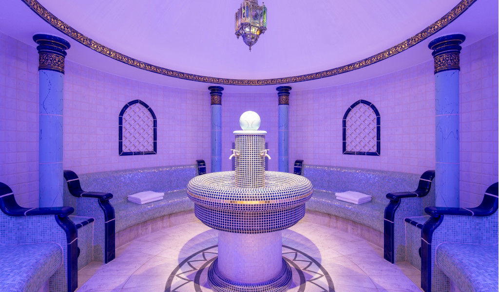 Sala spa con mosaici e fontana al centro di un hotel a Tenerife.