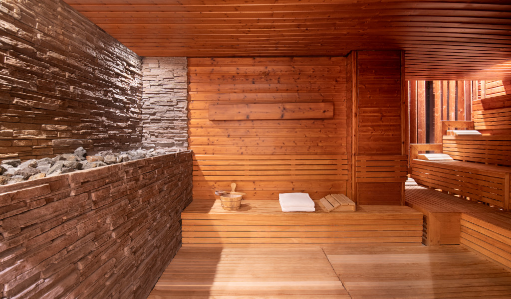 Sauna in legno con asciugamani e caldaia a Tenerife.