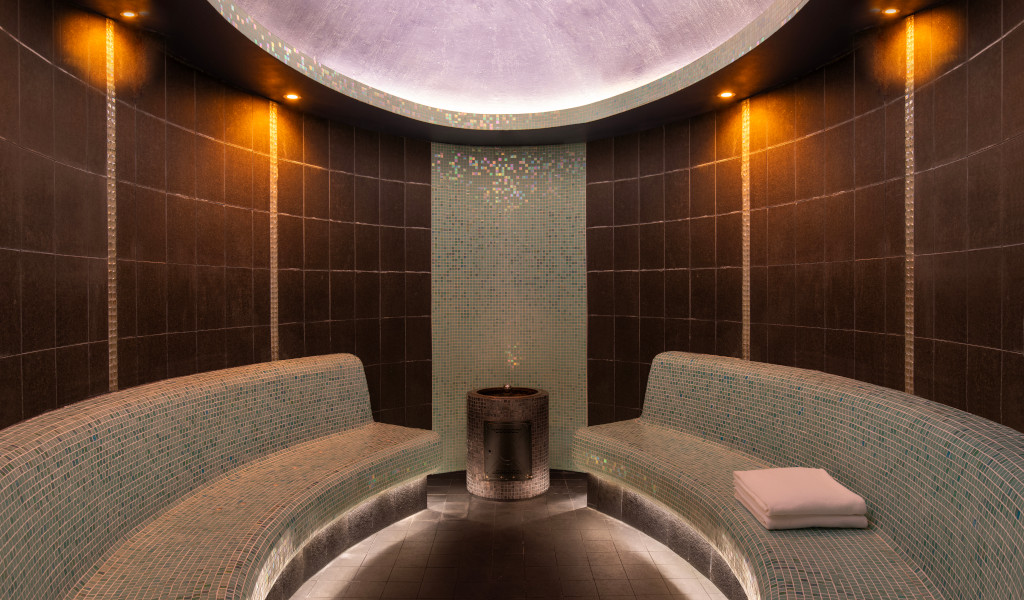 Sala sauna con pareti piastrellate e panche curve a Tenerife.