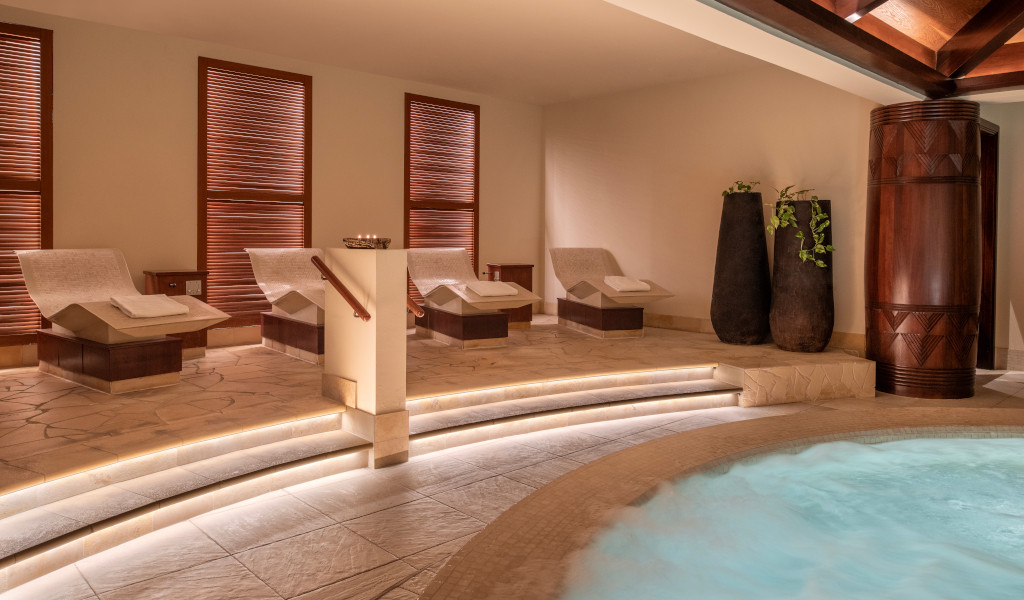 Sala spa con poltrone e jacuzzi in un resort a Tenerife.