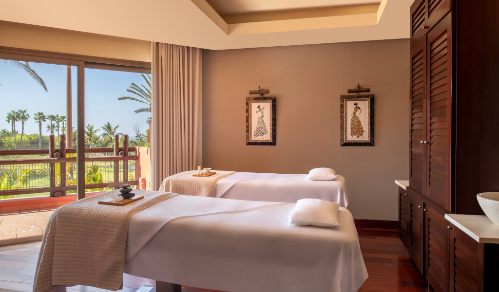 Sala massaggi con due letti e vista esterna a Tenerife.