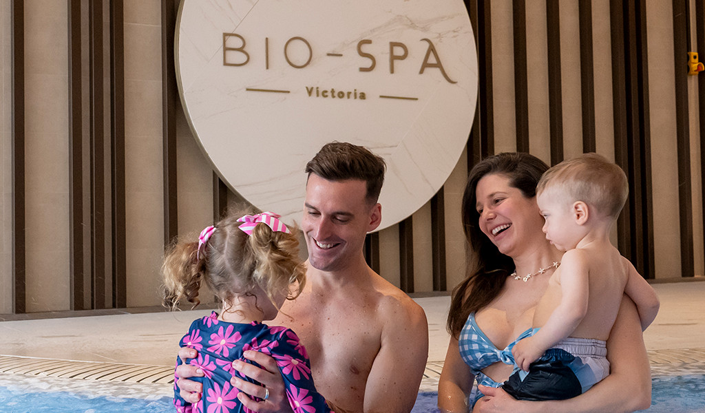 Famiglia con bambini piccoli nella piscina della Bio-Spa Victoria a Tenerife.