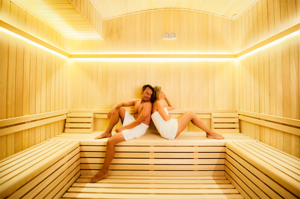 Coppia che si rilassa in una sauna di legno in una spa a Tenerife.