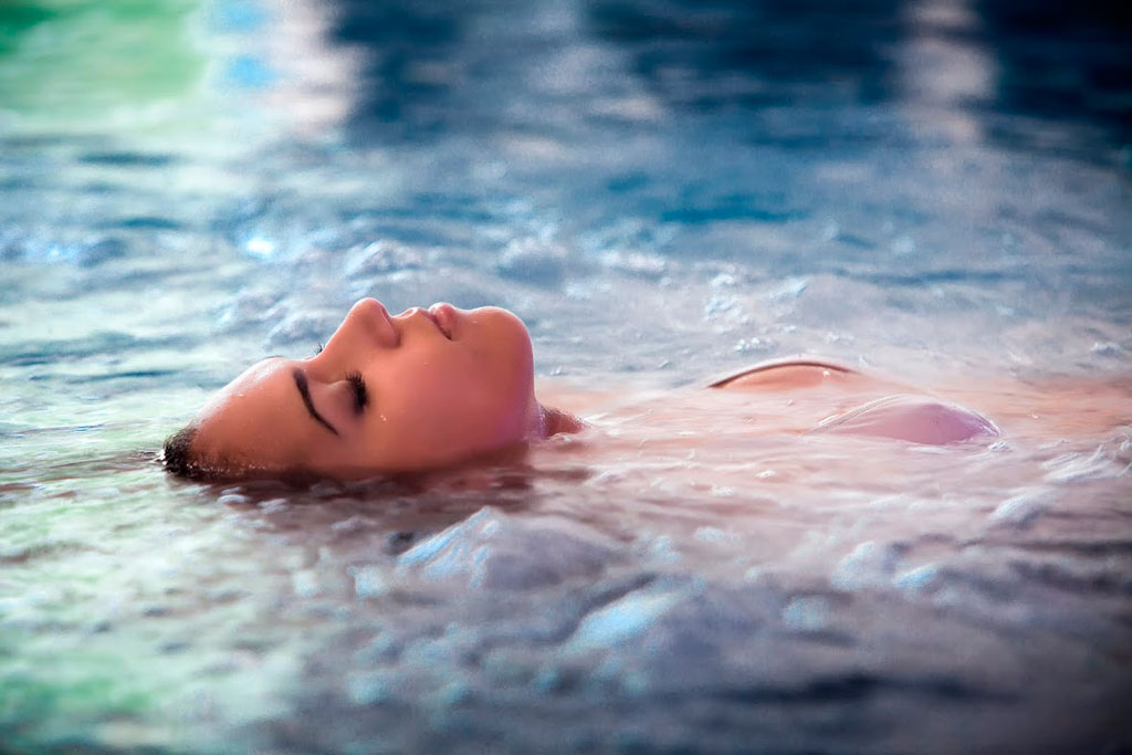 Persona che galleggia sulla schiena in acqua in una spa a Tenerife.