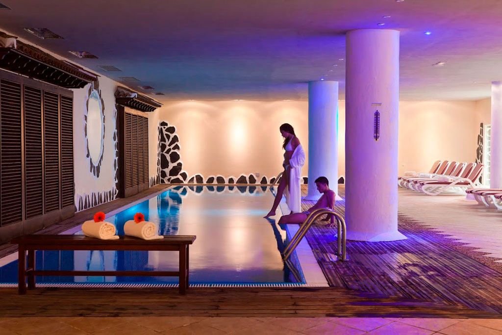 Piscina coperta con illuminazione fioca in una spa a Tenerife.